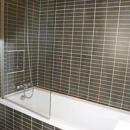Elegant 4 Bedrooms 186 Swimming Pool Short Walk To The And Praca ヴァーレ・ド・ローボ