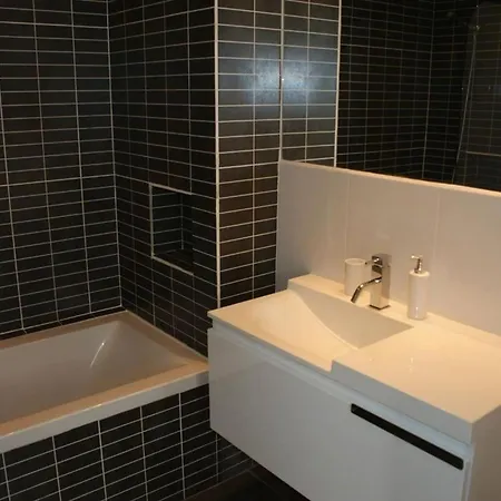 ヴィラ Elegant 4 Bedrooms 186 Swimming Pool Short Walk To The And Praca ヴァーレ・ド・ローボ